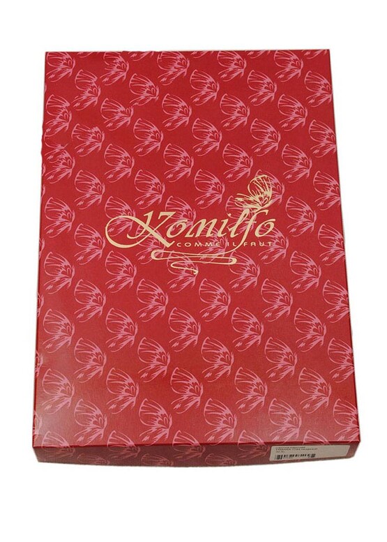 В такую коробку упакована кружевная ночная сорочка с трусиками Kelli ТМ Komilfo Шампань